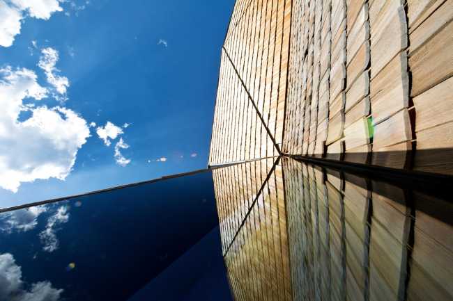 Dettaglio facciata vetro e legno