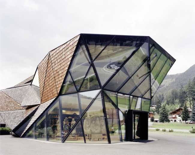 Architettura dalle facciate triangolarinull