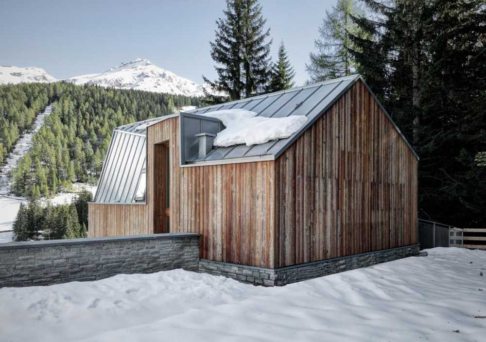 Villa in legno tra il paesaggio montano