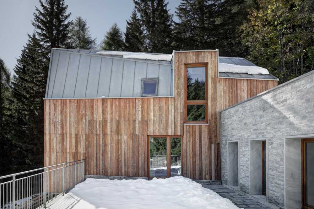 Villa in legno tra il paesaggio montano