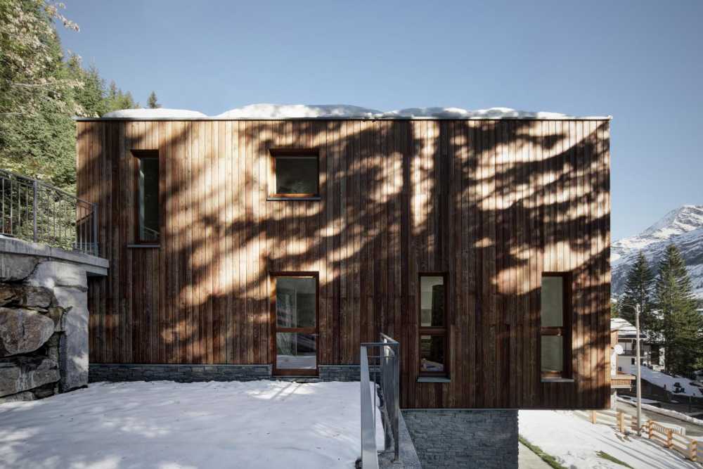 Villa in legno tra il paesaggio montano