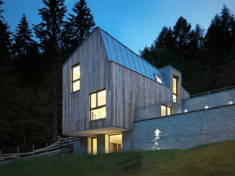 Villa in legno tra il paesaggio montano