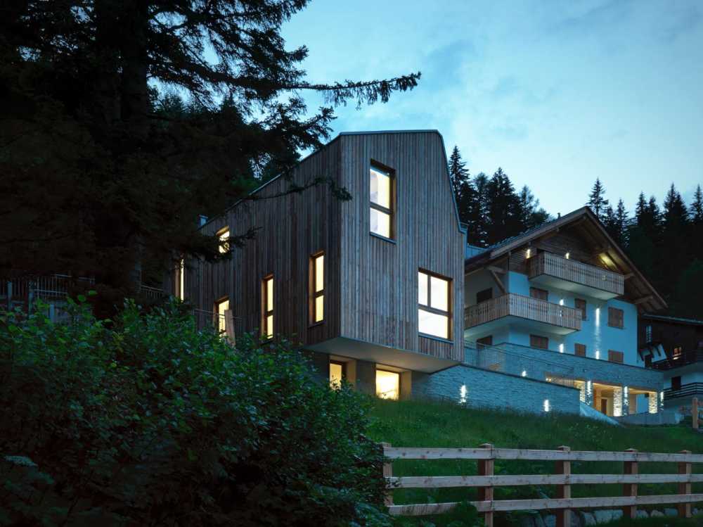 Villa in legno tra il paesaggio montano
