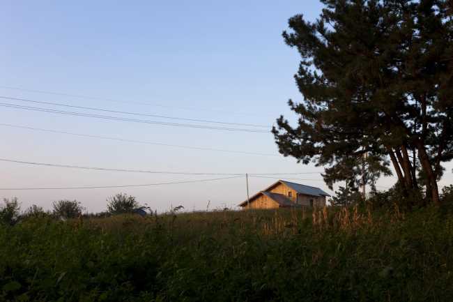 Abitazione in legno al tramonto