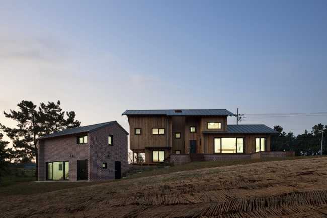 Abitazione in legno al tramonto