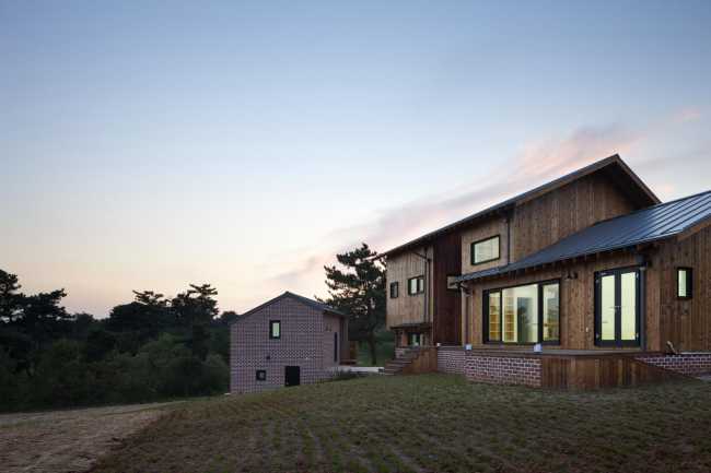 Abitazione in legno al tramonto