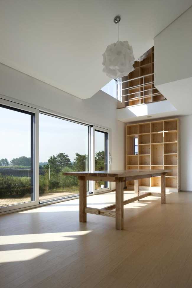 Interno abitazione con vetrata sul paesaggio