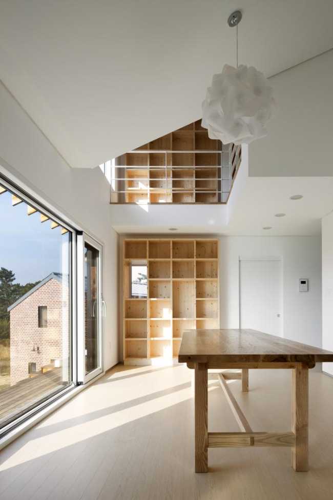 Interno abitazione con vetrata sul paesaggio