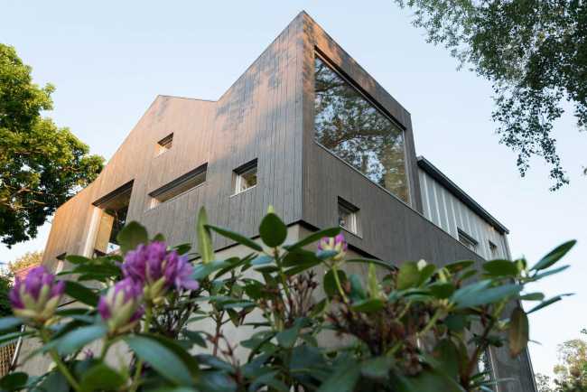 Biblioteca in legno facciata