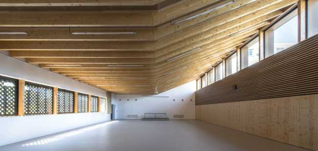 Interno di una scuola in legno