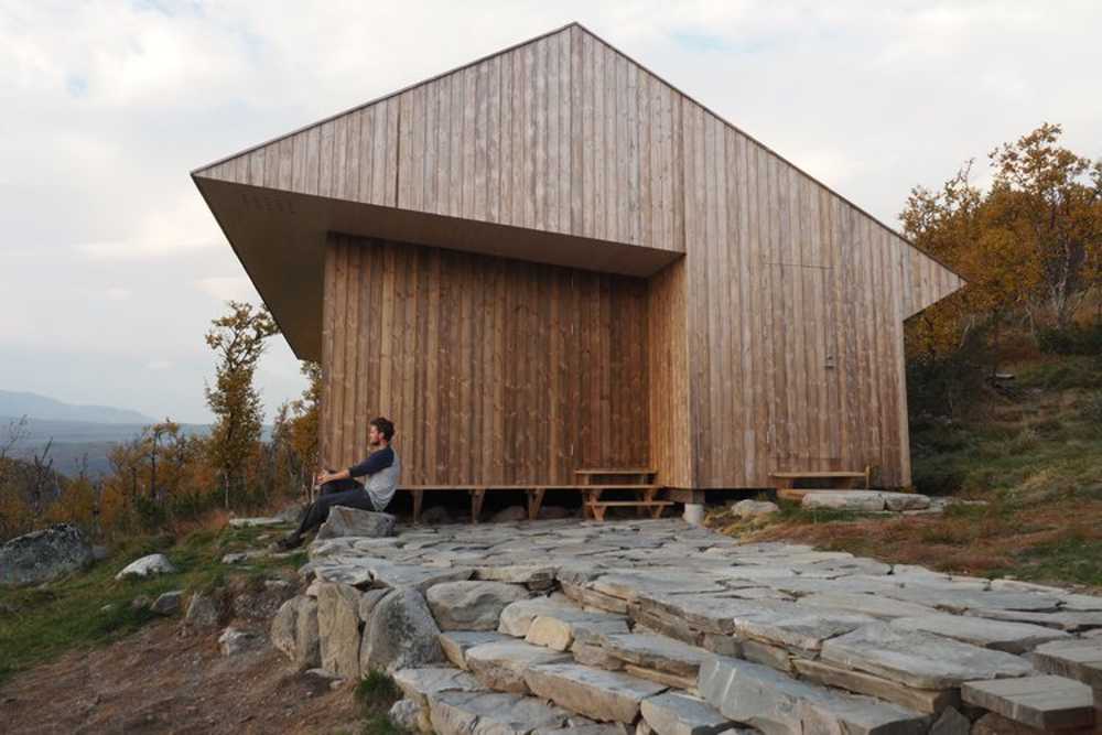 Casa in legno di pino tra gli alberi