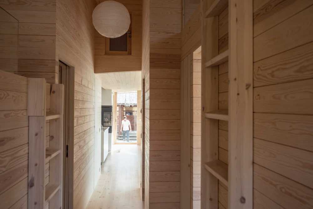 Casa in legno di pino tra gli alberi