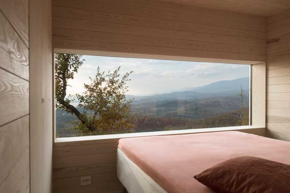 Casa in legno di pino tra gli alberi