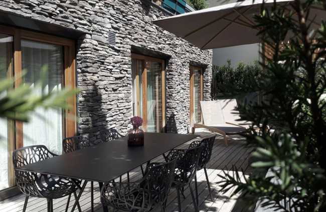 Basamento in pietra ed infissi in legno