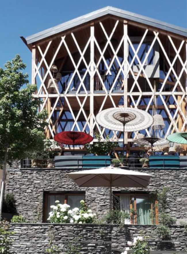 Struttura in legno leggera con base in pietra