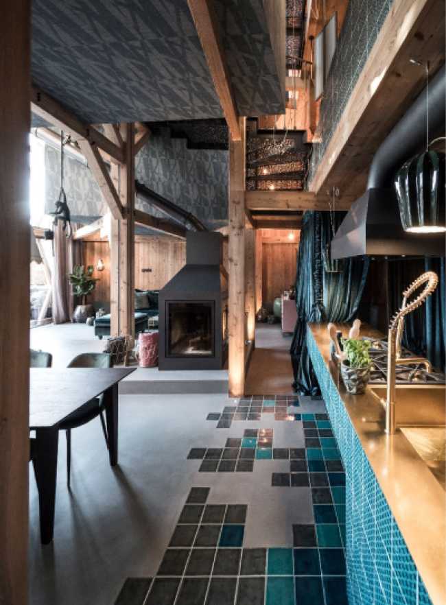 Interni in legno e piastrelle colorate