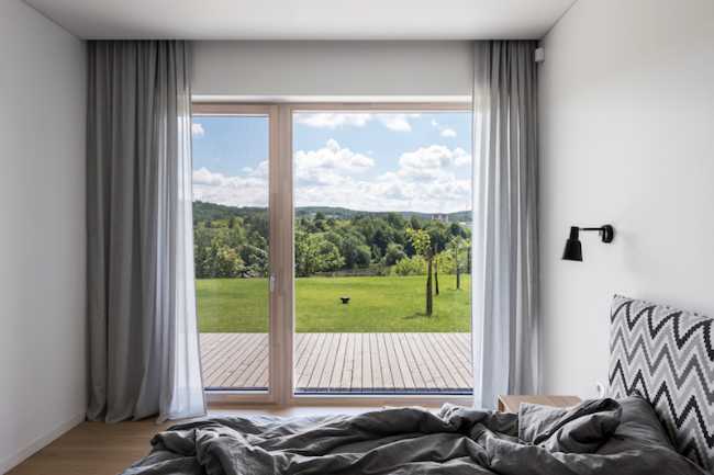 Camera da letto con vetrata