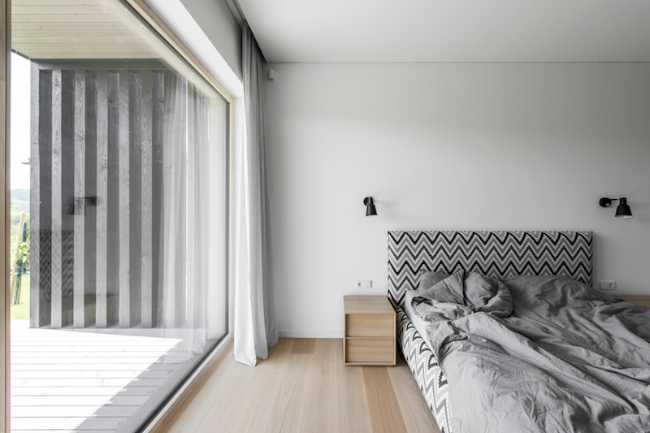 Camera da letto con vetrata