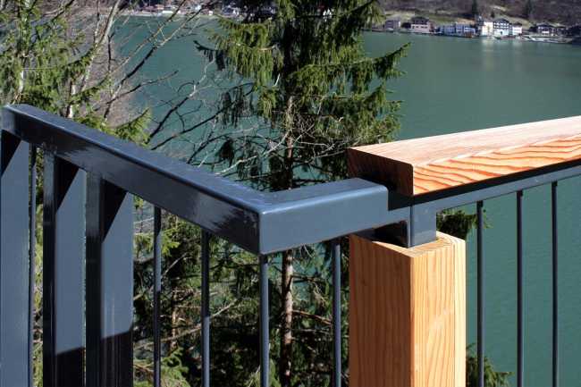 Dettaglio balaustra metallo e legno