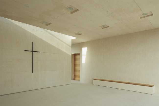 Cimitero minimal dai colori chiari