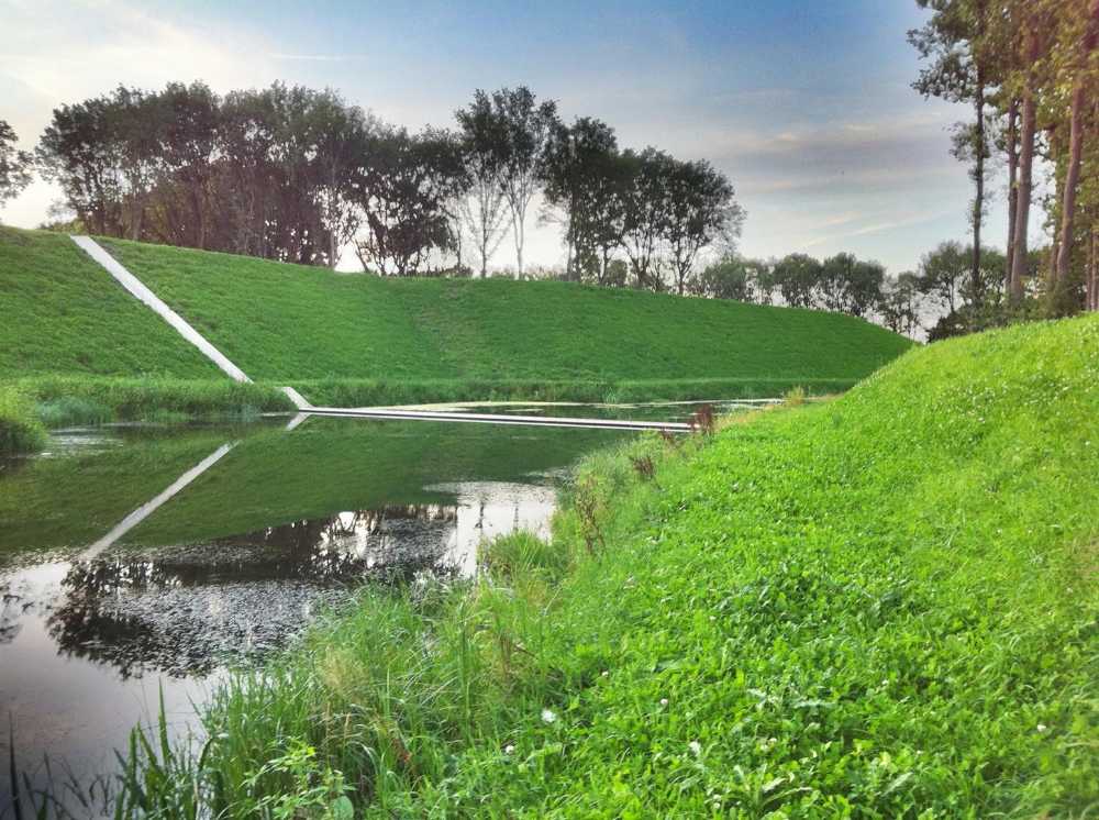 Ponte in legno immerso nell'acqua