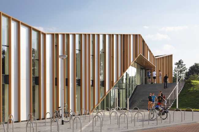 Centro polifunzionale legno e vetro