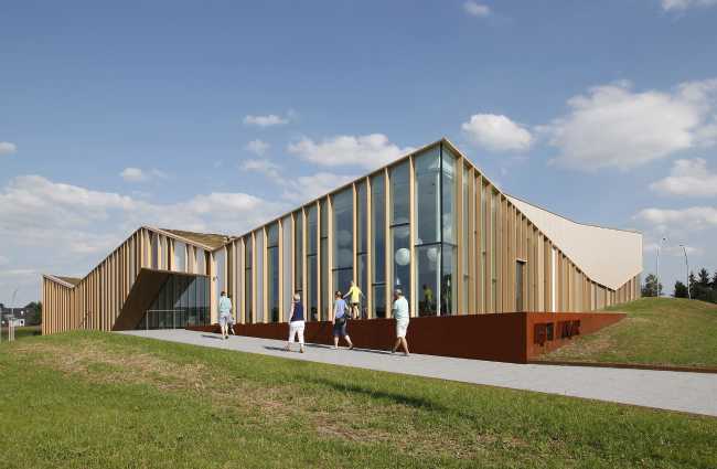 Centro polifunzionale legno e vetro