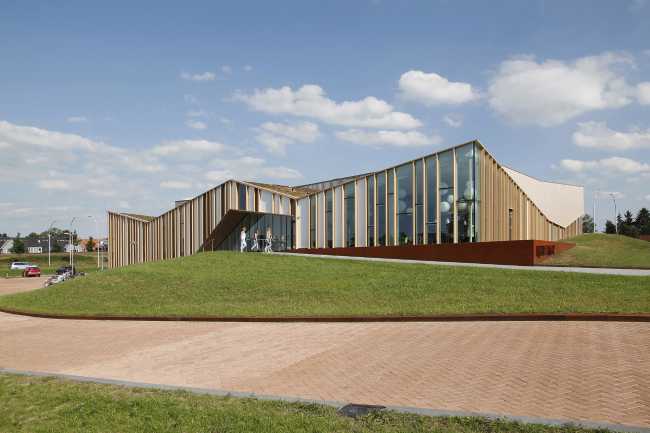 Centro polifunzionale legno e vetro