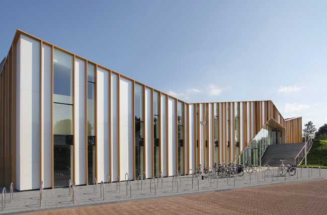 Centro polifunzionale legno e vetro