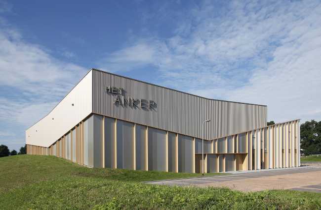 Centro polifunzionale legno e vetro