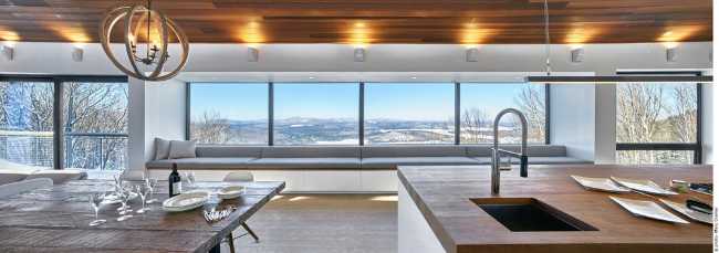 Cucina con finestra e vista panoramica