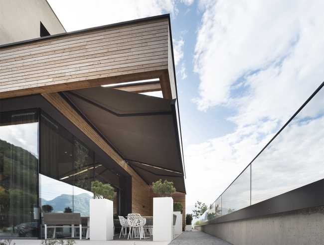 Struttura a sbalzo in legno e balaustra in vetro