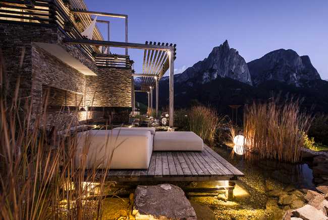 Hoteles de madera en los Alpes iluminación nocturna