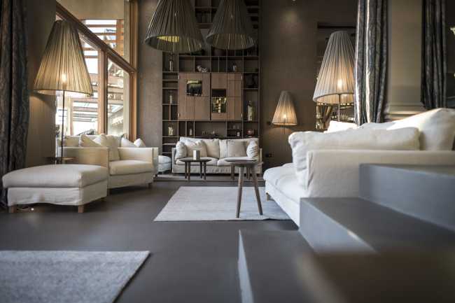 Interior hotel de madera entre los Alpes