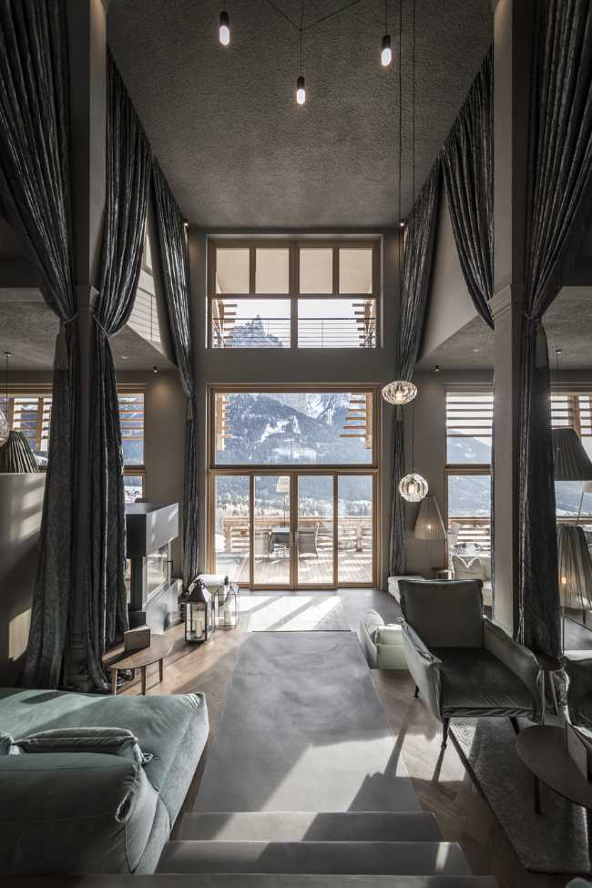 Interior hotel de madera entre los Alpes