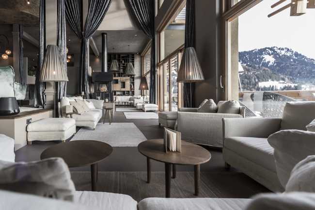 Interior hotel de madera entre los Alpes