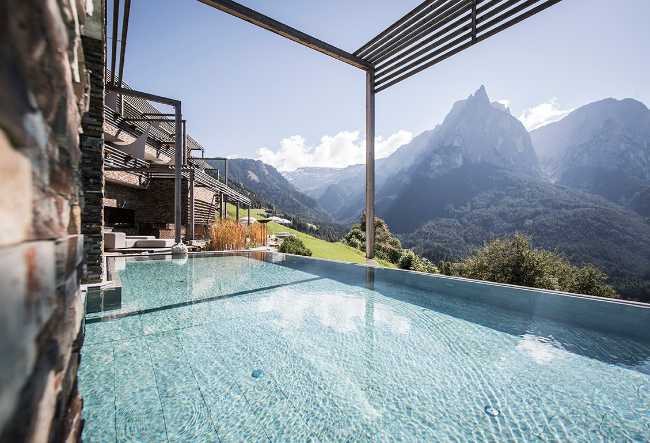 Piscina con vistas panorámicas a los Alpes