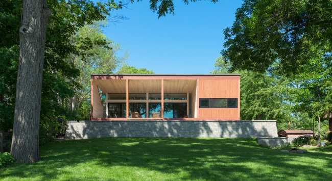 Casa in legno con basamento in pietra