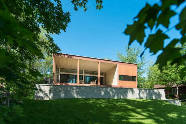 Casa in legno con basamento in pietra