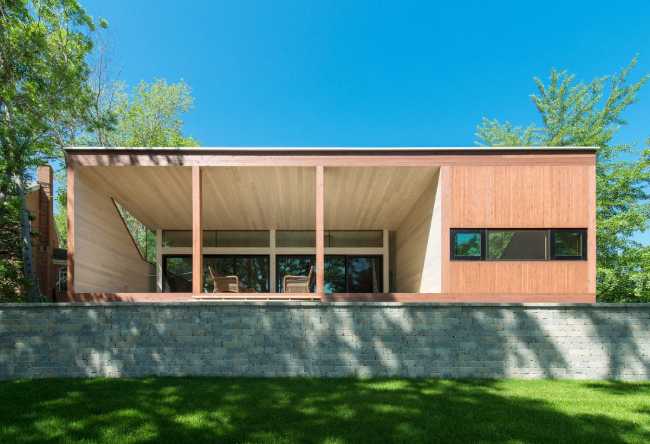 Casa in legno con basamento in pietra