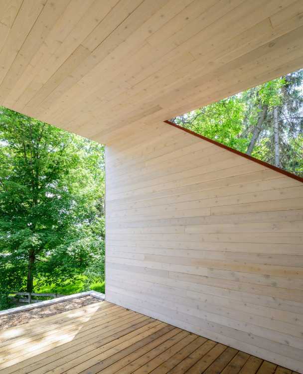 Abitazione in legno con scorci sulla natura circostante