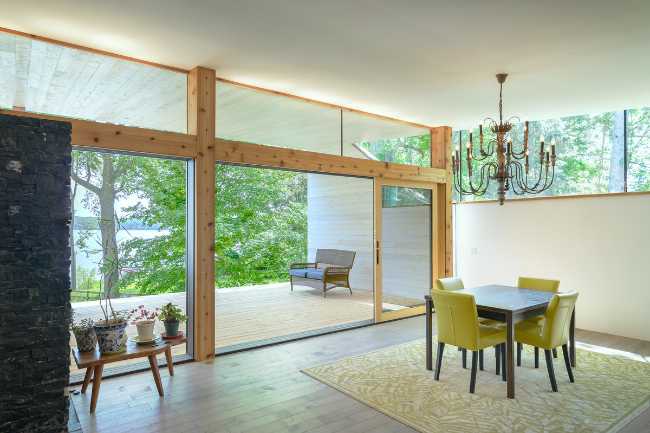 Sala pranzo con vetrata