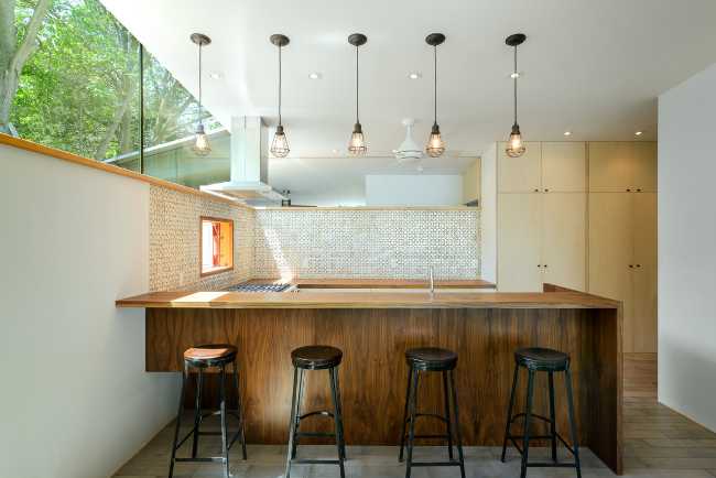 Cucina con lampade pendenti