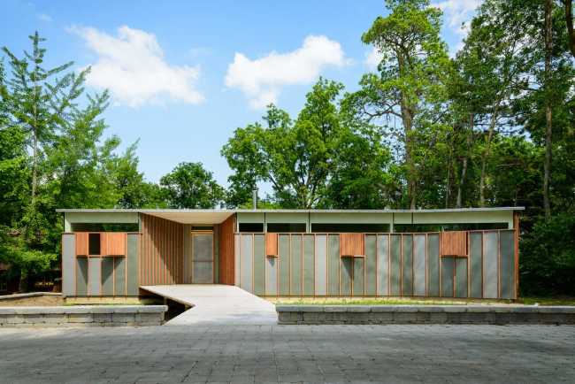 Abitazione in legno che si mimetizza con la natura