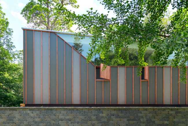 Abitazione in legno che si mimetizza con la natura