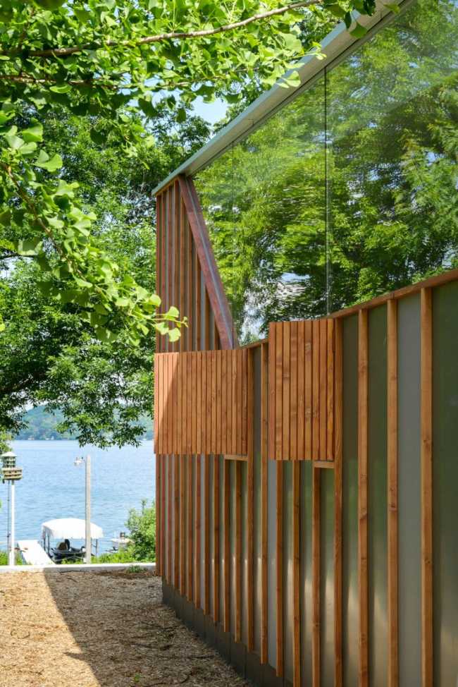 Casa in legno con vetro a specchio