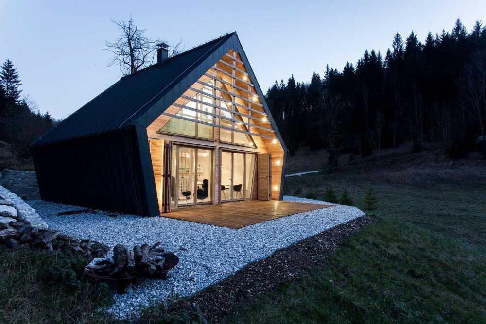 Casa in legno con grande vetrata