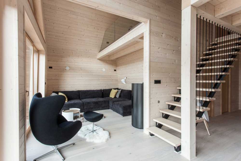 Casa in legno con grande vetrata