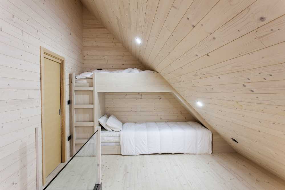 Casa in legno con grande vetrata