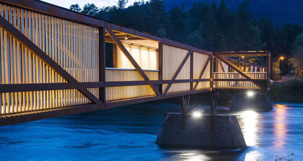 Steel and wood pedestrian bridge